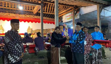 Pagelaran Wayang Kulit dalam rangka Merti Dusun Karen